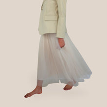 Carica l'immagine nel visualizzatore di Gallery, Tensione in gonna panna lunga tulle con elastico coulisse Art 38821
