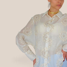 Carica l'immagine nel visualizzatore di Gallery, Haveone camicia over fiore pizzo con micro paillettes 85% tencel Art CFW-Q167
