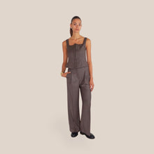 Carica l'immagine nel visualizzatore di Gallery, Vicolo pantalone tortora palazzo gessato pinces 65% viscosa Art TAC1543 ( Blazer TAC1562 Top Art TAC1542 )
