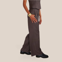 Carica l'immagine nel visualizzatore di Gallery, Vicolo pantalone tortora palazzo gessato pinces 65% viscosa Art TAC1543 ( Blazer TAC1562 Top Art TAC1542 )
