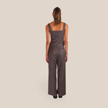 Carica l'immagine nel visualizzatore di Gallery, Vicolo pantalone tortora palazzo gessato pinces 65% viscosa Art TAC1543 ( Blazer TAC1562 Top Art TAC1542 )
