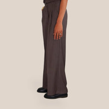 Carica l'immagine nel visualizzatore di Gallery, Vicolo pantalone tortora palazzo gessato pinces 65% viscosa Art TAC1543 ( Blazer TAC1562 Top Art TAC1542 )
