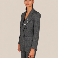 Carica l'immagine nel visualizzatore di Gallery, Tensione in blazer over con spille strass Art 27B6864 ( pantalone Art 27P6862 gonna Art 27G6865 )
