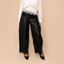 Carica l'immagine nel visualizzatore di Gallery, Tensione in pantalone balloon eco-pelle Art W26P353
