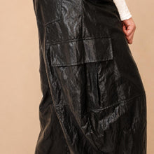 Carica l'immagine nel visualizzatore di Gallery, Tensione in Pantalone tasconato eco-pelle Art GH656
