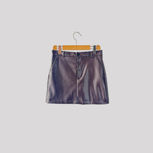 Carica l'immagine nel visualizzatore di Gallery, Vicolo mini gonna ecopelle con tasche Art TF2023
