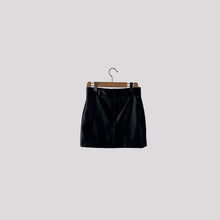 Carica l'immagine nel visualizzatore di Gallery, Vicolo mini gonna ecopelle con tasche Art TF2023
