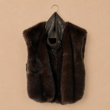 Carica l'immagine nel visualizzatore di Gallery, Tensione in Gilet eco-pelliccia moro Art FI557AI26
