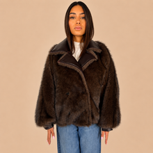 Carica l'immagine nel visualizzatore di Gallery, Tensione in Bomber eco-pelliccia moro Art FW260001
