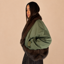 Carica l'immagine nel visualizzatore di Gallery, Tensione in Bomber Pelliccia Verde Militare Art FW260002
